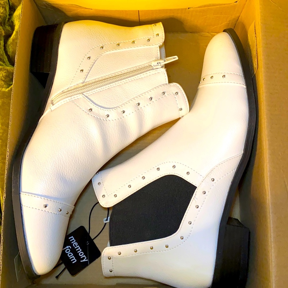 Flat ankle boots with memory foam